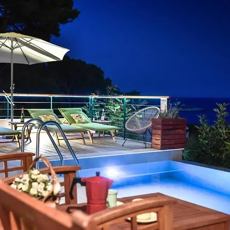 Apartmán 4 Stars With Private Pool, 100m Away From The Beach And Close To The Town Center
